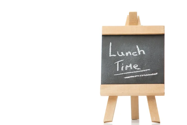 Svarta tavlan med orden lunchtid skrivet på det — Stockfoto
