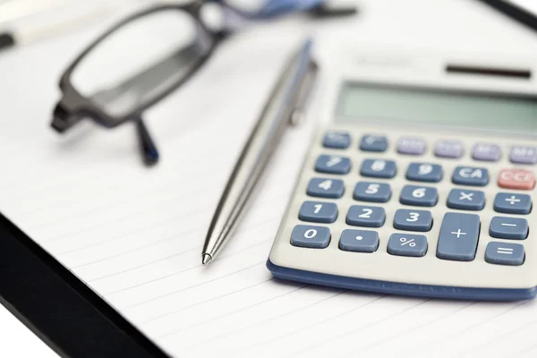 Bloco de notas, caneta, óculos e calculadora de bolso — Fotografia de Stock