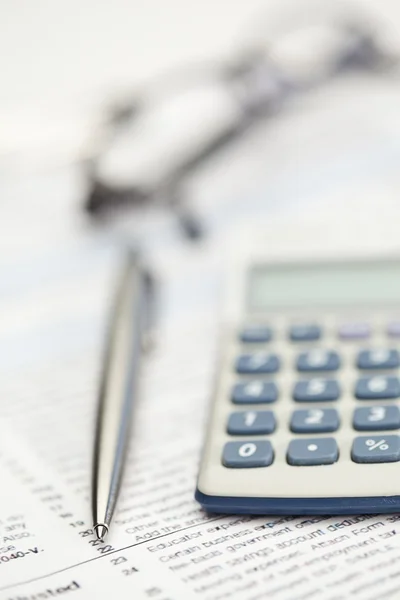 Piece of paper, pen, glasses and pocket calculator — Stock Photo, Image