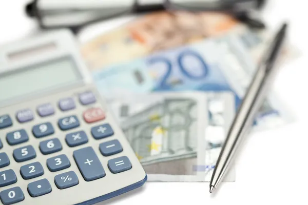 Dinero, pluma, gafas y calculadora de bolsillo en ángulo — Foto de Stock