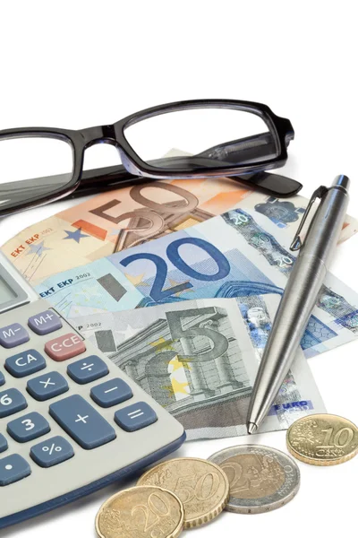Гроші, ручка, окуляри і кишеньковий калькулятор — стокове фото
