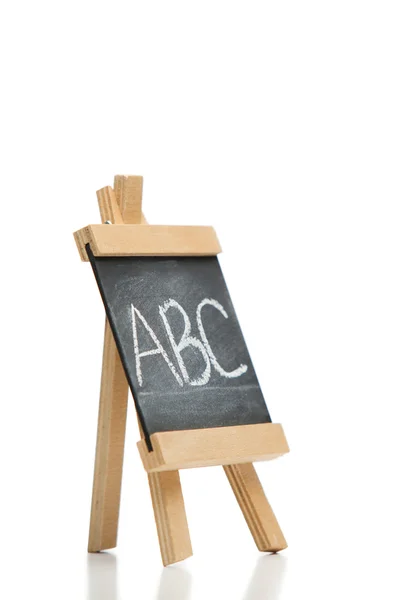 Chalkboard angulado com as letras abc escrito nele — Fotografia de Stock