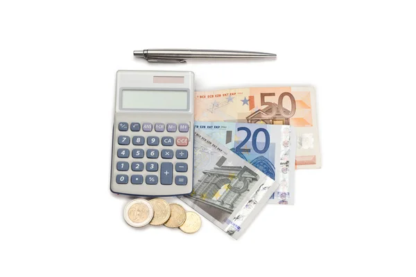 Монеты и наличные с ручкой и карманным калькулятором — стоковое фото