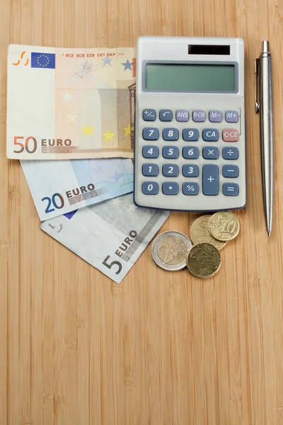 Dinheiro com caneta e calculadora de bolso — Fotografia de Stock