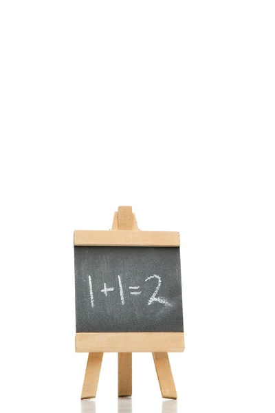 Chalkboard com uma adição e um resultado escrito nele — Fotografia de Stock