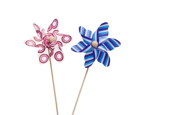 Ветряные мельницы розовой и голубой бумаги — стоковое фото