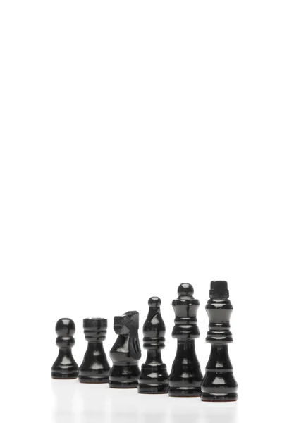 Темные фигуры шахмат — стоковое фото