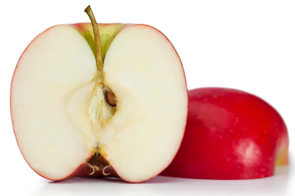 Manzana roja cortada a la mitad — Foto de Stock