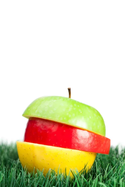 Kombination aus grünen, gelben und roten Äpfeln über dem Gras — Stockfoto