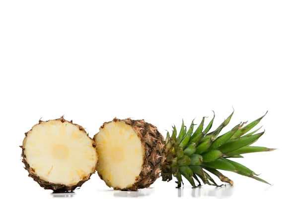 Gehalveerde ananas — Stockfoto