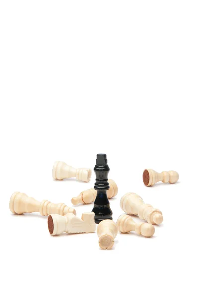 Rey oscuro y piezas blancas de ajedrez — Foto de Stock