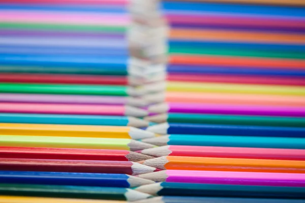 Řádky barevných tužek — Stock fotografie
