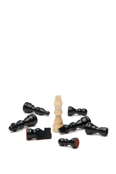 Beyaz Kral ve siyah parçalar satranç — Stok fotoğraf