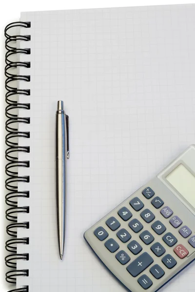 Anteckningsbok med penna och miniräknare — Stockfoto