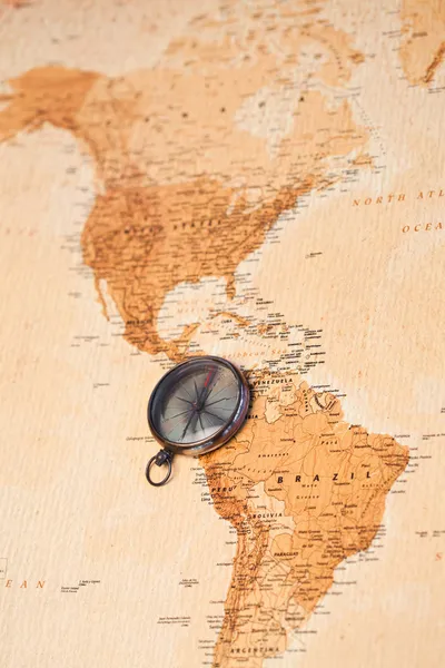 Weltkarte mit Kompass zeigt Südamerika — Stockfoto