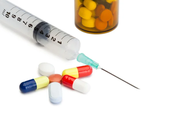 Comprimidos com caixa de medicamentos e seringas — Fotografia de Stock