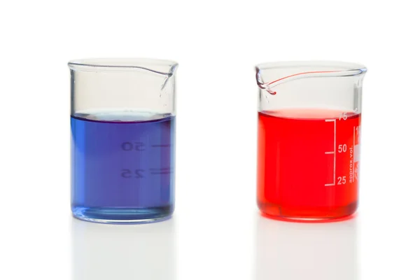在烧杯中的红色和蓝色液体 — 图库照片