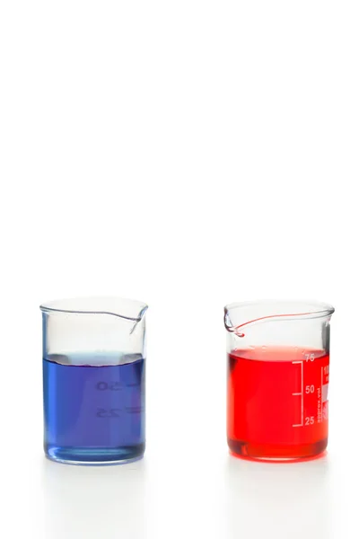 Kék és vörös folyadék, főzőpoharak — Stock Fotó