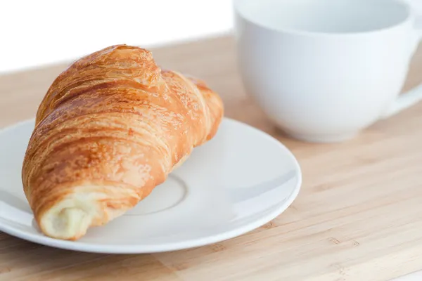 Ontbijt met koffie en croissants — Stockfoto