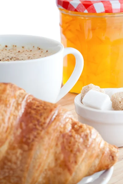 Ontbijt met koffie marmelade en croissants — Stockfoto