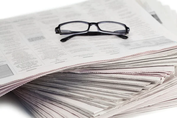 Noviny a černé brýle — Stock fotografie