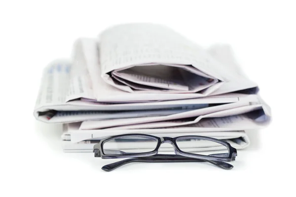 Tidningar och svarta glasögon — Stockfoto