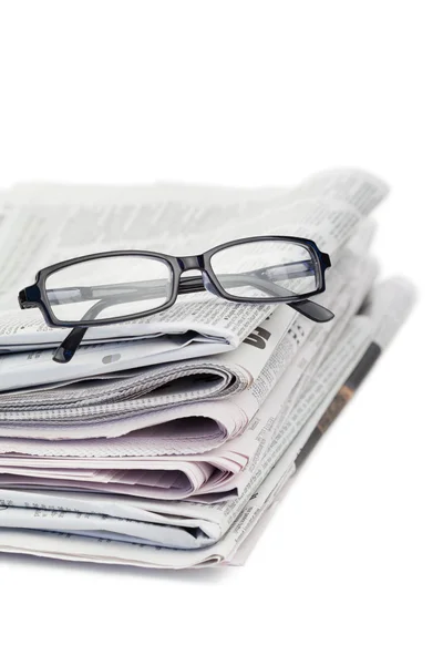 Újságok és a fekete szemüveg — Stock Fotó