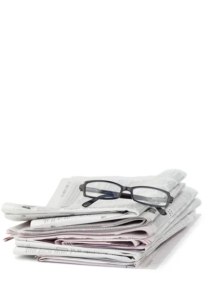 报纸和黑色眼镜 — 图库照片