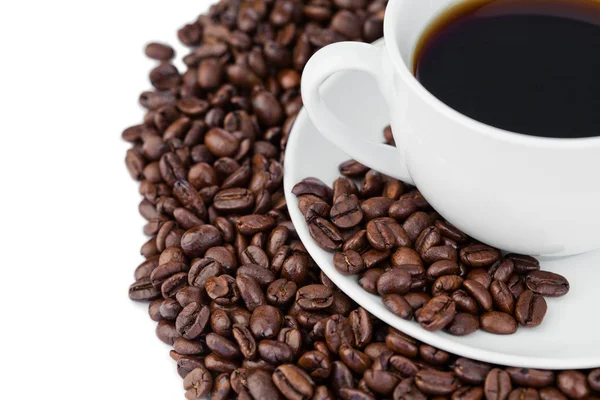 Чашка кофе и кофейных зерен — стоковое фото