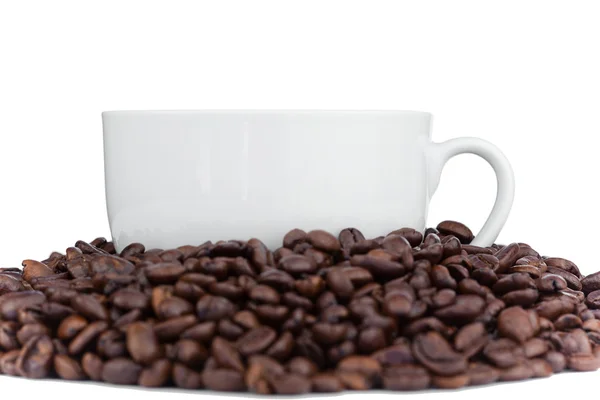 Tazza di caffè circondata da chicchi di caffè — Foto Stock