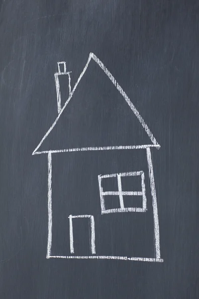 Eenvoudig huis op een schoolbord — Stockfoto