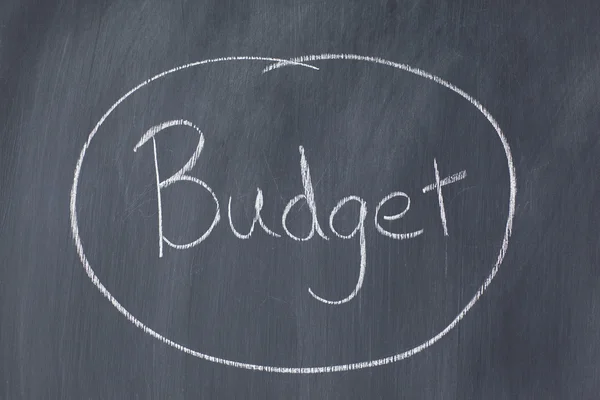 Ordet "budget" inringad på en svart tavla — Stockfoto