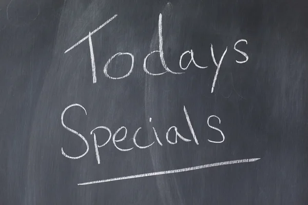 Krijtbord met woorden "todays specials" geschreven op het — Stockfoto