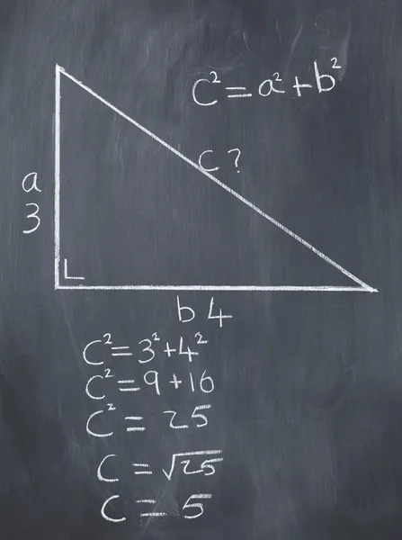 Rechthoekige driehoek met Pythagoras formule en berekeningen op een bl — Stockfoto