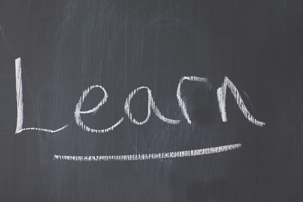 Tableau noir avec "apprendre" écrit dessus — Photo
