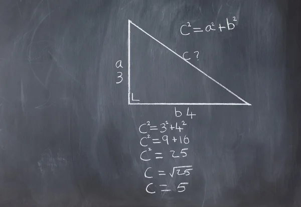Triángulo recto con fórmula pitagórica y cálculos en un bl — Foto de Stock