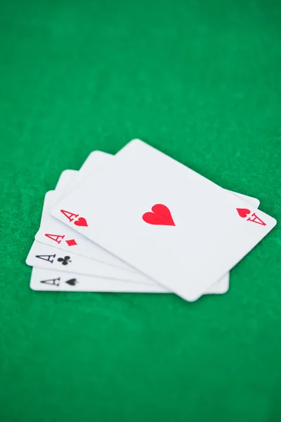 Jogos de cartas ases em um playmats — Fotografia de Stock