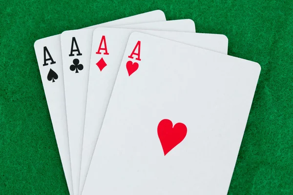 Jouer aux cartes sur un tapis de jeu — Photo