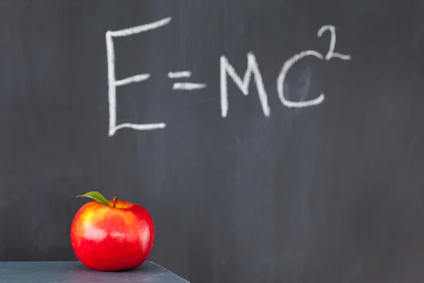 赤いリンゴと本と数式と黒板のスタック — ストック写真