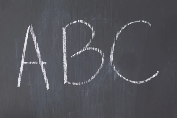 Tableau noir avec "ABC" écrit dessus — Photo