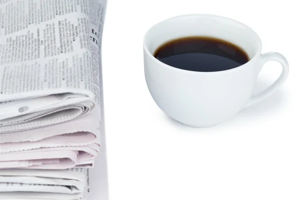 Pilha de jornais e xícara de café — Fotografia de Stock