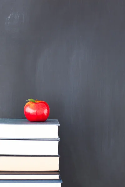赤いリンゴときれいな黒板で書籍のスタック — ストック写真