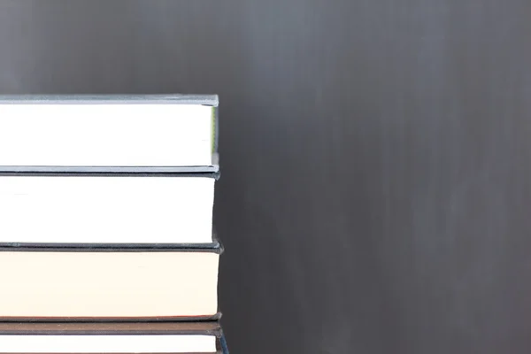 Bücherstapel und eine saubere Tafel — Stockfoto