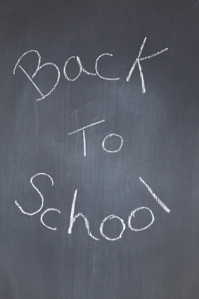 Tavlan med "tillbaka till skolan" skrivet på det — Stockfoto