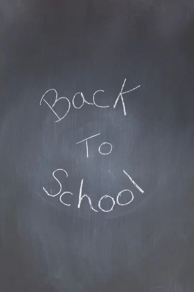 「学校に戻る」それに書かれたと黒板 — ストック写真