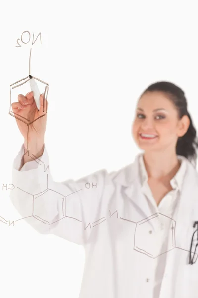 Cientista isolado escrevendo uma fórmula em um quadro branco — Fotografia de Stock