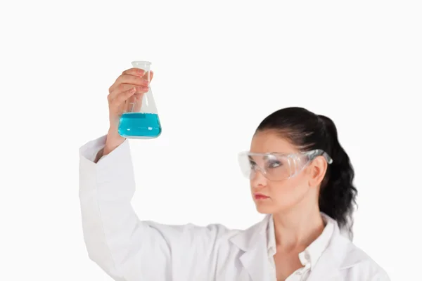 Dark-haired scientist conducting an experiment — Stock Photo, Image