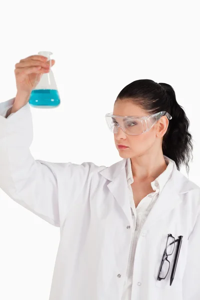 Dark-haired woman conducting an experiment — Stock Photo, Image