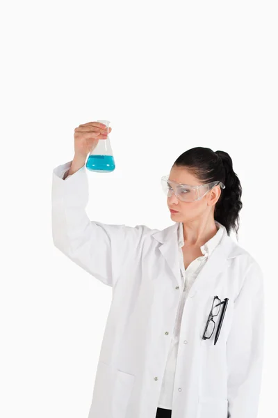 Dark-haired woman carrying out an experiment — Stock Photo, Image