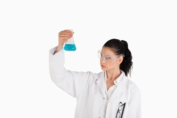 Dark-haired scientist carrying out an experiment — Stock Photo, Image